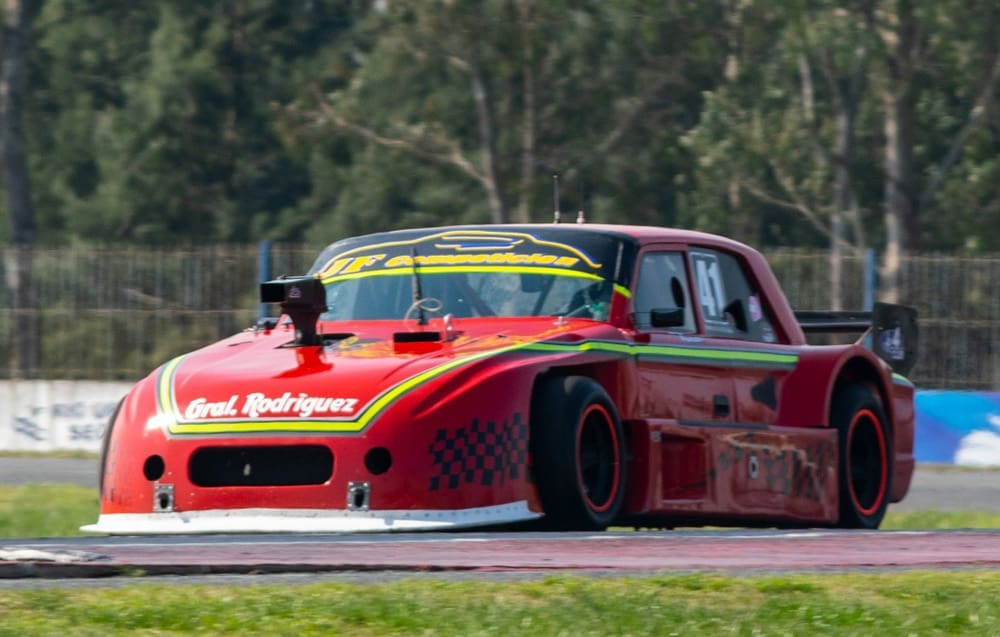 Garra charrúa: el uruguayo Nicolás Reyes se suma con un Ford 3 Reyes 2