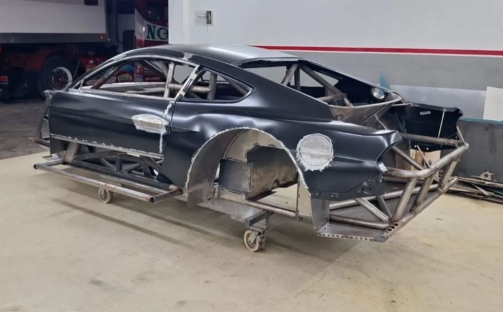 Caballo en el establo: Nico Bonelli ya tiene el Mustang en su taller 3 Bonelli 2