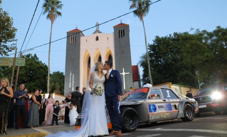 ¡Qué vivan los novios!: el campeón misionero se casó y fue a la iglesia con su Ford 1 Madelaire 2