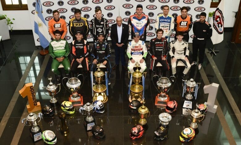 La foto de los campeones: los Reyes visitaron la ACTC 1 GMC6875