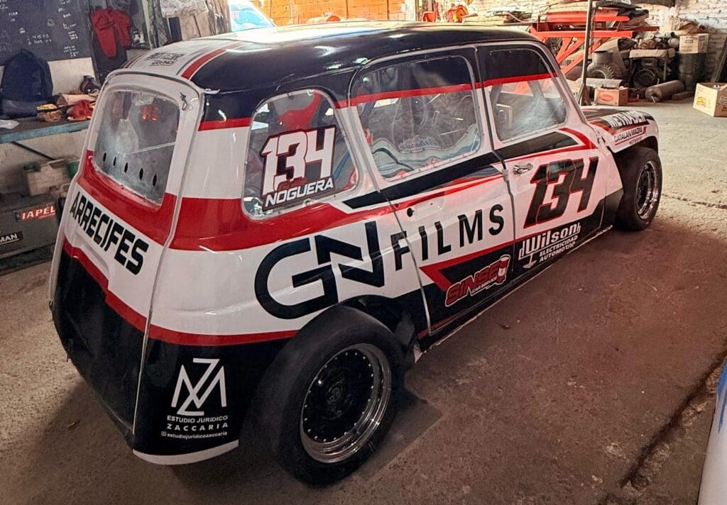 Enfocado: de fotógrafo del TC a piloto de un Renault 4 3 El Renault 4 es atendido por el equipo Lombardo.
