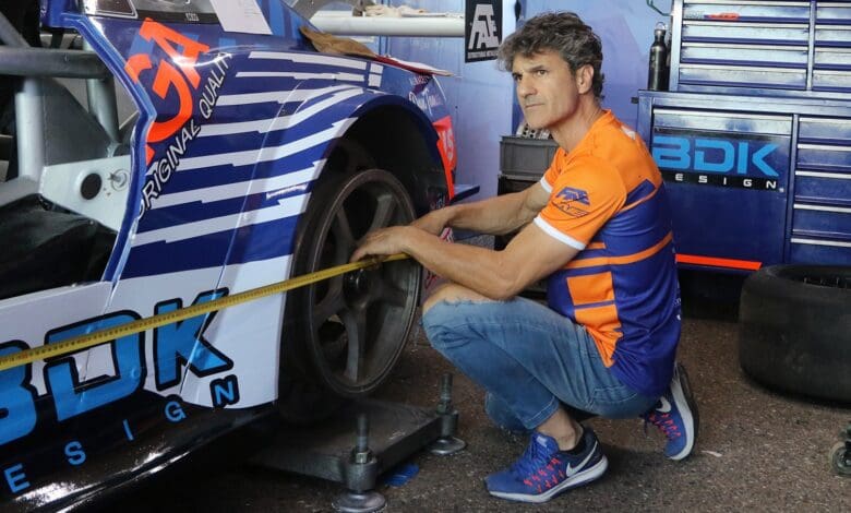 Emi Spataro: “Me estoy sintiendo con mucha más confianza” 1 Spataro mete mano en el Mustang dentro del box de El Calafate
