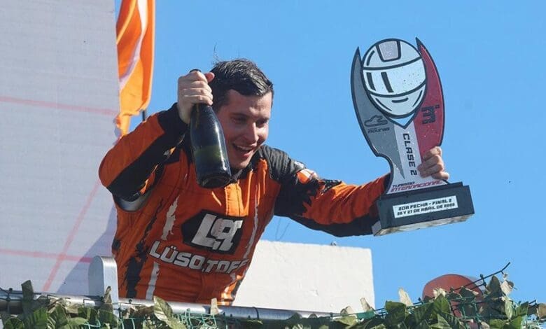 Fefo" celebra en uno de los podios