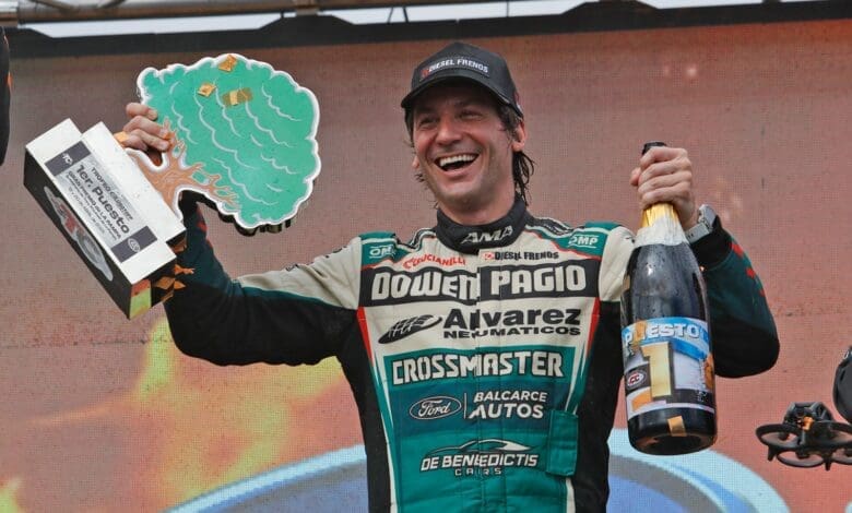 Es tuya Juan: De Benedictis se impuso en La Pampa 1 De Benedictis celebra en el podio su sexta victoria en TC