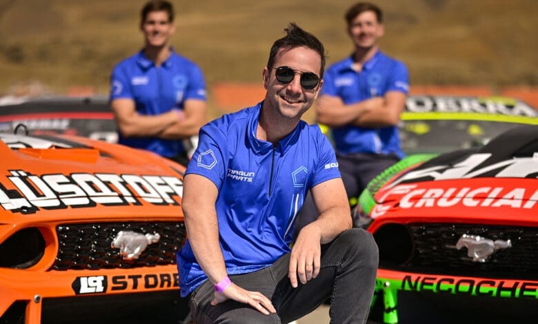 Carlos Caunedo: “Un triunfo mejora la confianza” 1 Caunedo posa junto a los autos