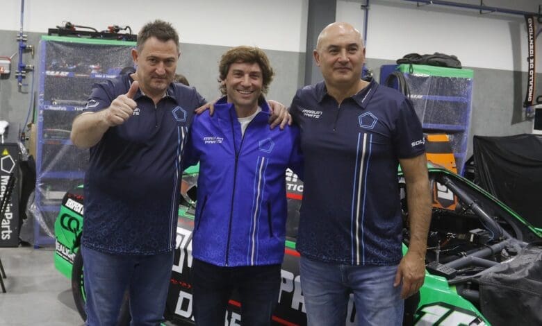 De Benedictis: “Un triunfo te da ganas de ir por todo” 1 De Benedictis posa con los hermanos Soljan