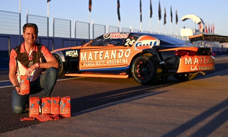 Apuesta al automovilismo: MATEANDO se subió a un TC 1 El Camaro de Ledesma es el TC elegido para mostrar Mateando