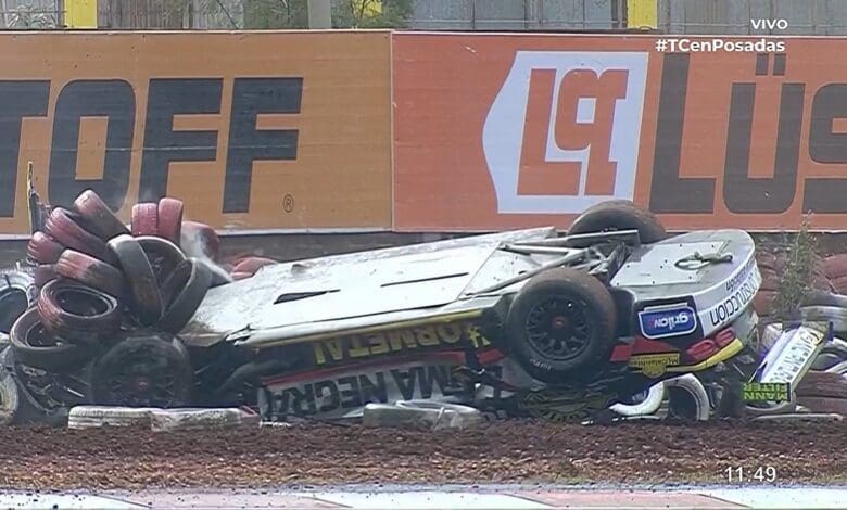 Vuelco de Landa: el Camaro quedó ruedas para arriba 1 El Camaro de Landa quedó dañado en la trompa