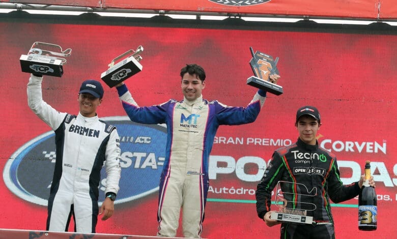Dos años después: Gandulia volvió a lo más alto del podio 1 Gandulia celebra en el podio, junto a Barrio y Damiani
