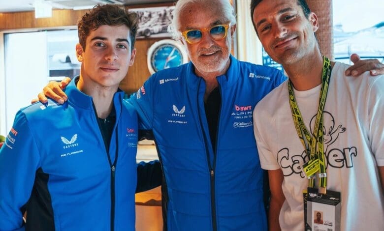 ¡Muuuuuchachos!: Scaloni visitó a Colapinto en Spa 1 Scaloni, junto a Franco y Briatore