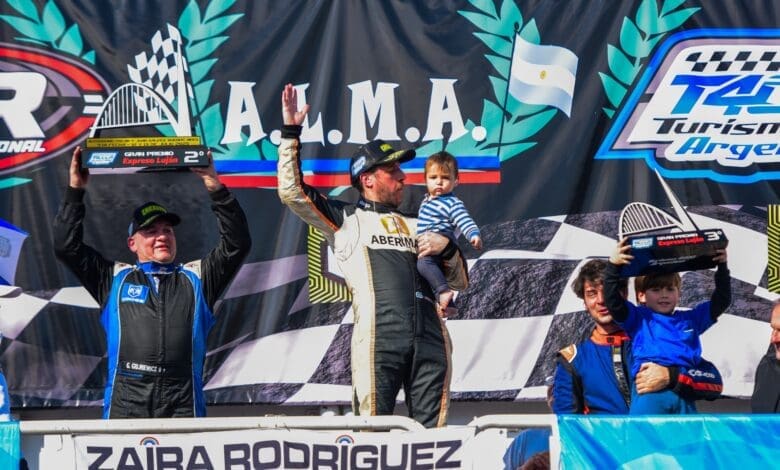 Urbieta celebra con su pequeño hijo en el podio