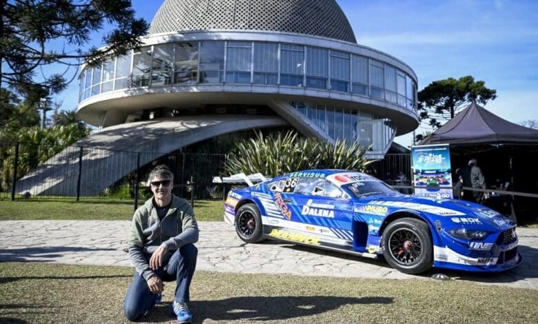 De otro planeta: Spataro llevó el Mustang al Planetario 1 Spataro disfrutó la jornada con el público