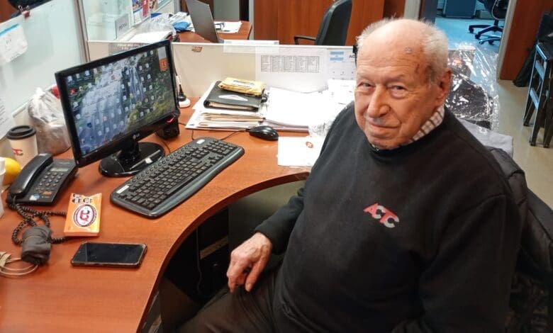 “¡Atento el avión!”: “Mono” Gagliardi, una voz clave del TC 1 Gagliardi en su oficina de la ACTC