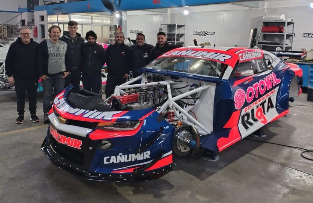 Walter Alifraco: toda una vida dedicada al automovilismo 6 El equipo de Alifraco y Quijada junto al flamante Camaro