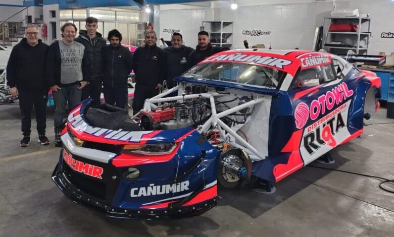 El nuevo Camaro de Quijada: detalles del trabajo minucioso 1 El equipo de Alifraco y Quijada junto al flamante Camaro