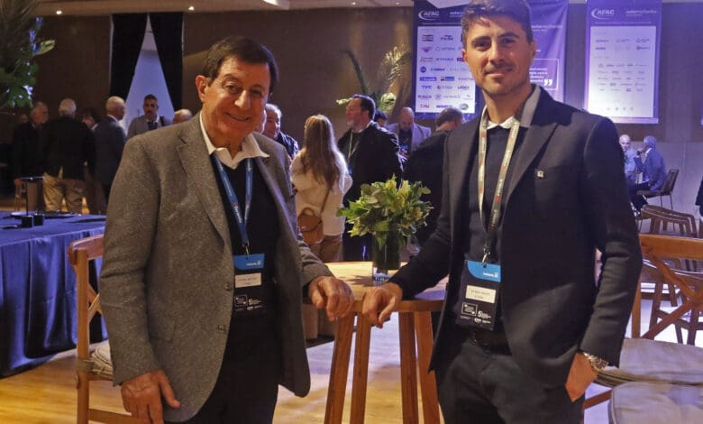 Néstor Etman: “Estamos trabajando en el nuevo centro de distribución” 1 Néstor y Bruno Etman, en el encuentro