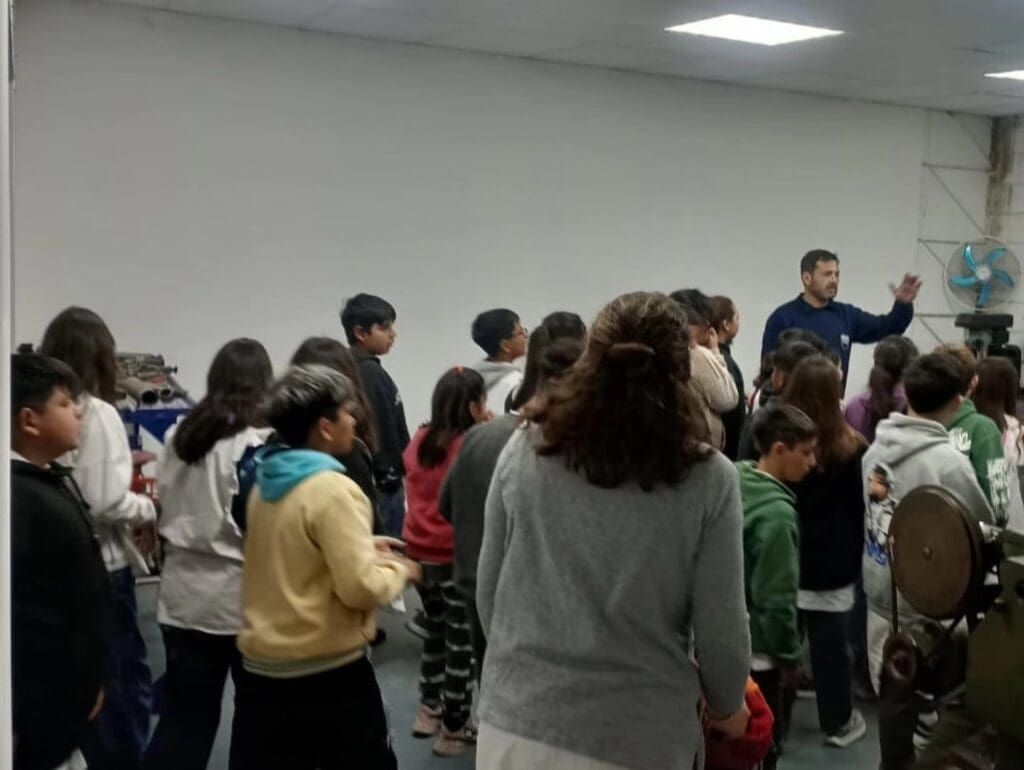 Una mañana distinta: visita al taller del RUS MED Team 6 RUS MED escuela 5